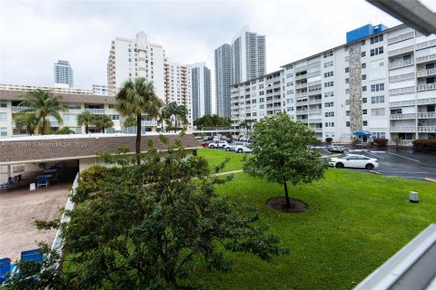 Condo in Hallandale Beach, Florida, 2 bedrooms  № 1400311 - photo 2