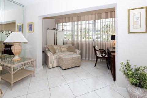 Condo in Hallandale Beach, Florida, 2 bedrooms  № 1400311 - photo 5