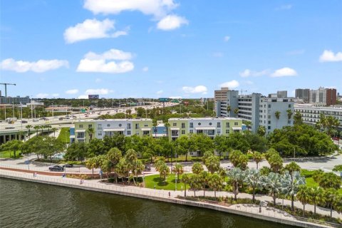 Condo in Tampa, Florida, 1 bedroom  № 1295835 - photo 1