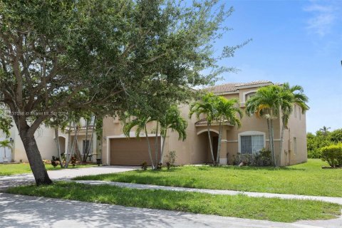 House in Miramar, Florida 7 bedrooms, 317.35 sq.m. № 1318854 - photo 1