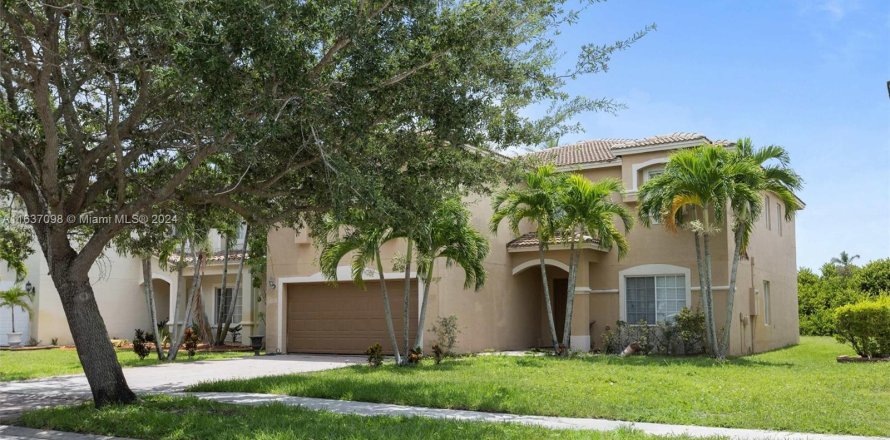 House in Miramar, Florida 7 bedrooms, 317.35 sq.m. № 1318854