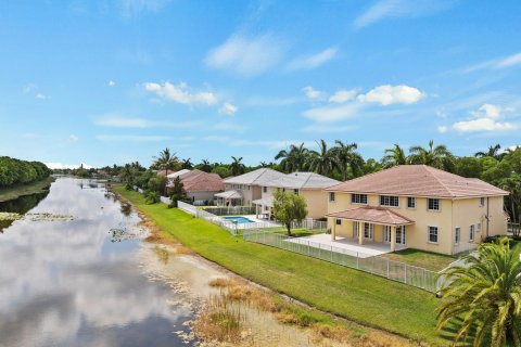 House in Weston, Florida 5 bedrooms, 393.91 sq.m. № 1207685 - photo 13