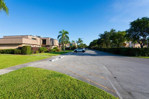 Townhouse in Palm Springs, Florida 3 bedrooms, 139.35 sq.m. № 1208120 - photo 27