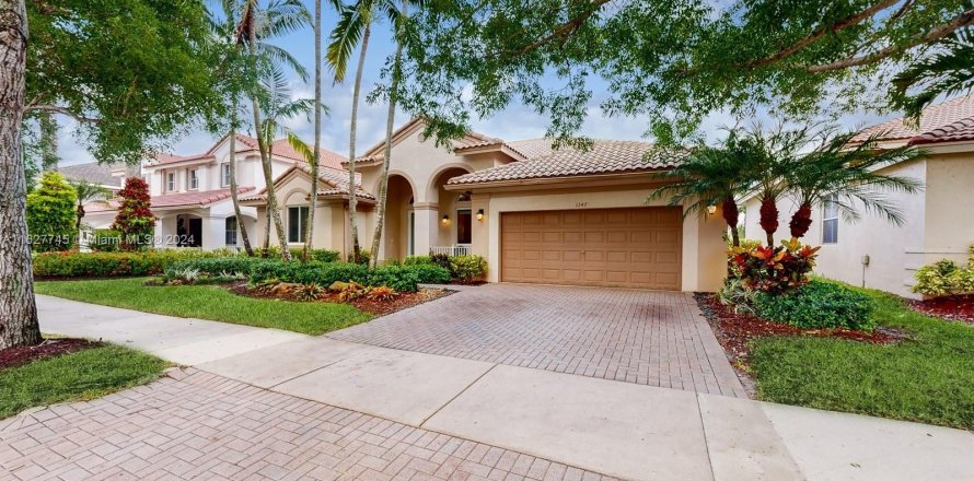 House in Weston, Florida 5 bedrooms, 256.78 sq.m. № 1281941