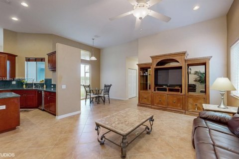 House in Weston, Florida 5 bedrooms, 256.78 sq.m. № 1281941 - photo 4