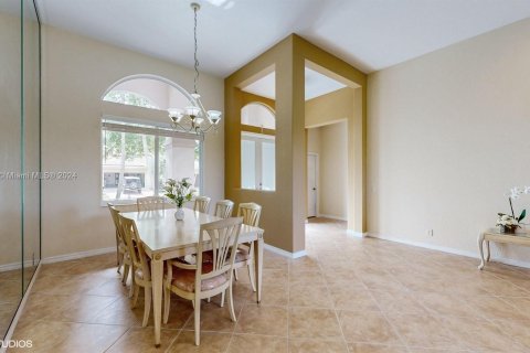 House in Weston, Florida 5 bedrooms, 256.78 sq.m. № 1281941 - photo 5