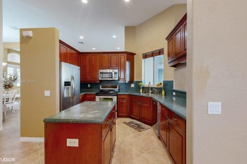 House in Weston, Florida 5 bedrooms, 256.78 sq.m. № 1281941 - photo 10