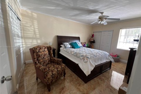 Casa en venta en Hialeah, Florida, 2 dormitorios, 82.68 m2 № 1078373 - foto 12