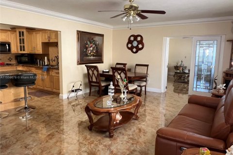 Casa en venta en Hialeah, Florida, 2 dormitorios, 82.68 m2 № 1078373 - foto 3