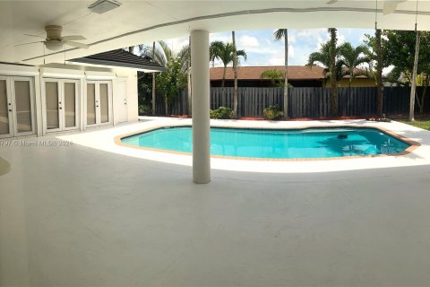 House in Miami, Florida 4 bedrooms, 223.15 sq.m. № 1324587 - photo 6