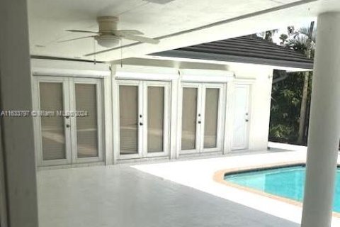 House in Miami, Florida 4 bedrooms, 223.15 sq.m. № 1324587 - photo 3