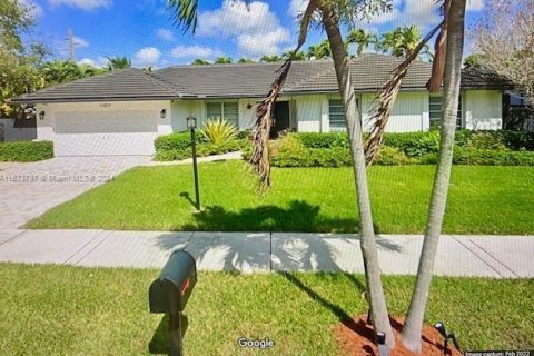 House in Miami, Florida 4 bedrooms, 223.15 sq.m. № 1324587 - photo 2