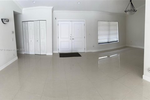 House in Miami, Florida 4 bedrooms, 223.15 sq.m. № 1324587 - photo 4