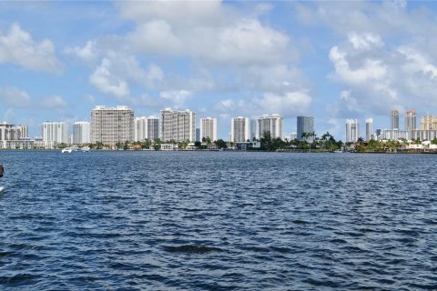 Condominio en venta en North Miami Beach, Florida, 1 dormitorio, 91.97 m2 № 1331330 - foto 2