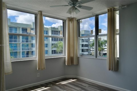 Condo in North Miami Beach, Florida, 1 bedroom  № 1331330 - photo 8