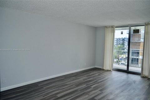 Condominio en venta en North Miami Beach, Florida, 1 dormitorio, 91.97 m2 № 1331330 - foto 3