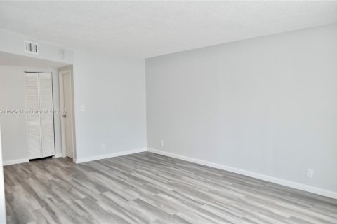 Condo in North Miami Beach, Florida, 1 bedroom  № 1331330 - photo 5