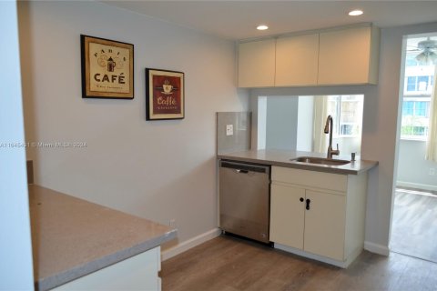 Condo in North Miami Beach, Florida, 1 bedroom  № 1331330 - photo 7