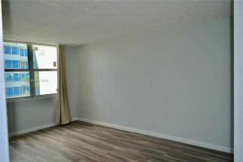 Condominio en venta en North Miami Beach, Florida, 1 dormitorio, 91.97 m2 № 1331330 - foto 11