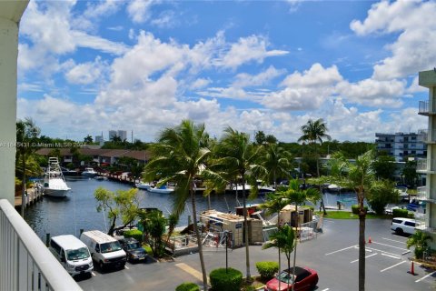 Condo in North Miami Beach, Florida, 1 bedroom  № 1331330 - photo 1