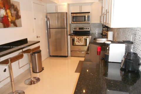 Condominio en alquiler en Hollywood, Florida, 2 dormitorios, 125.88 m2 № 123468 - foto 7