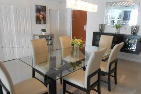 Condominio en alquiler en Hollywood, Florida, 2 dormitorios, 125.88 m2 № 123468 - foto 5