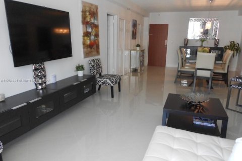 Condo in Hollywood, Florida, 2 bedrooms  № 123468 - photo 18