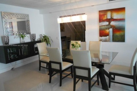 Condominio en alquiler en Hollywood, Florida, 2 dormitorios, 125.88 m2 № 123468 - foto 9