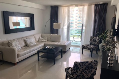 Condominio en alquiler en Hollywood, Florida, 2 dormitorios, 125.88 m2 № 123468 - foto 13