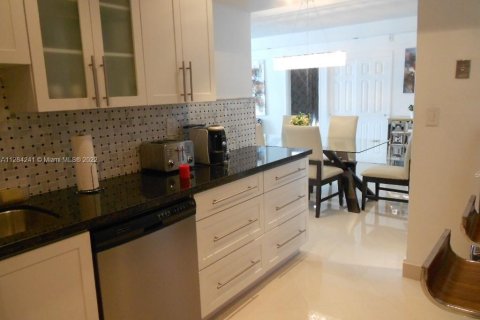 Condominio en alquiler en Hollywood, Florida, 2 dormitorios, 125.88 m2 № 123468 - foto 15