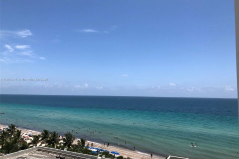 Condominio en alquiler en Hollywood, Florida, 2 dormitorios, 125.88 m2 № 123468 - foto 2