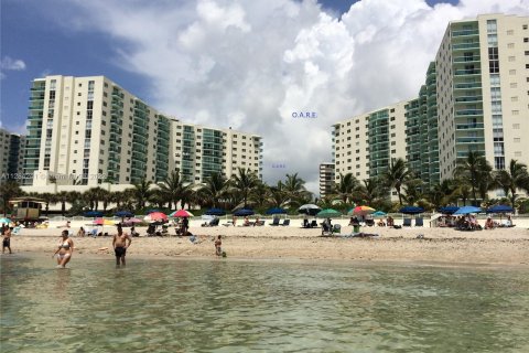 Condo in Hollywood, Florida, 2 bedrooms  № 123468 - photo 22