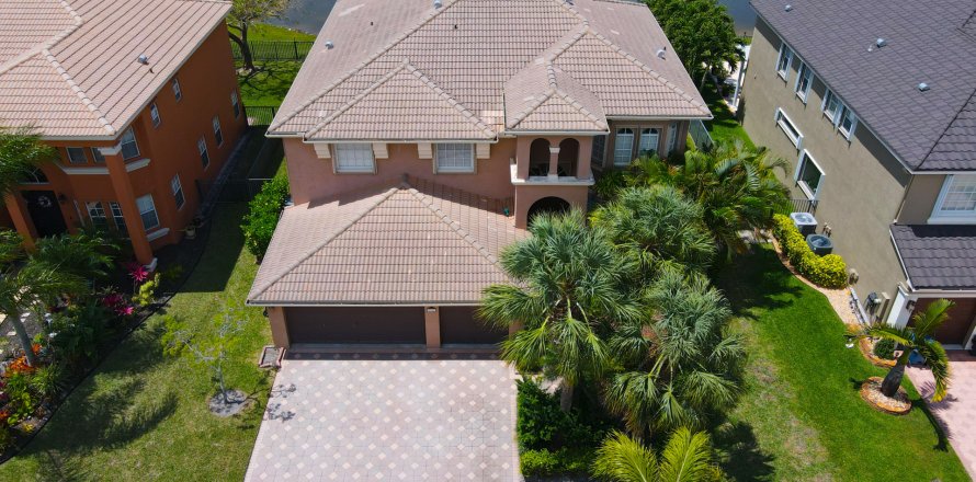 House in Royal Palm Beach, Florida 5 bedrooms, 324.79 sq.m. № 1117028