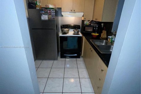 Condo in Lauderdale Lakes, Florida, 1 bedroom  № 1319000 - photo 3