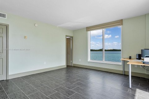 Copropriété à vendre à Bay Harbor Islands, Floride: 2 chambres, 123.56 m2 № 1141773 - photo 20