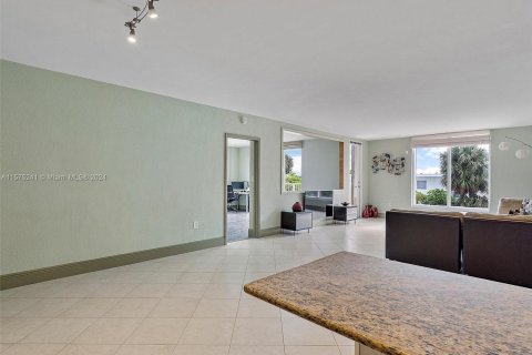 Copropriété à vendre à Bay Harbor Islands, Floride: 2 chambres, 123.56 m2 № 1141773 - photo 2
