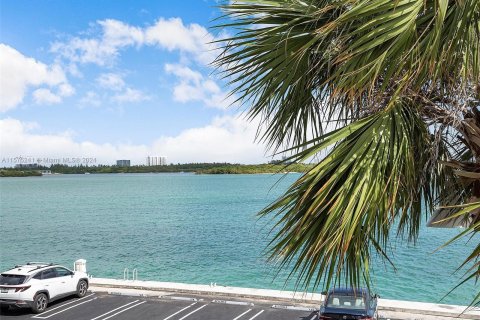 Copropriété à vendre à Bay Harbor Islands, Floride: 2 chambres, 123.56 m2 № 1141773 - photo 29