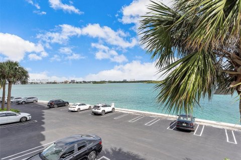 Copropriété à vendre à Bay Harbor Islands, Floride: 2 chambres, 123.56 m2 № 1141773 - photo 30