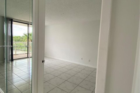 Condominio en venta en North Miami, Florida, 1 dormitorio, 68.75 m2 № 963533 - foto 9