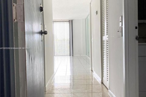Condo in North Miami, Florida, 1 bedroom  № 963533 - photo 3