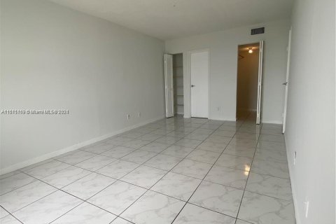 Condominio en venta en North Miami, Florida, 1 dormitorio, 68.75 m2 № 963533 - foto 11