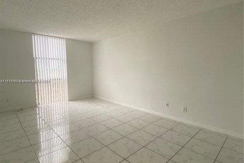 Condominio en venta en North Miami, Florida, 1 dormitorio, 68.75 m2 № 963533 - foto 10