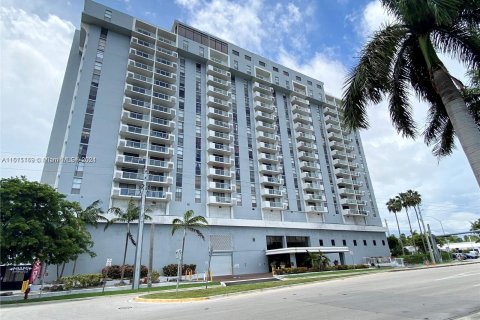 Condominio en venta en North Miami, Florida, 1 dormitorio, 68.75 m2 № 963533 - foto 17