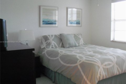 Condo in Dania Beach, Florida, 2 bedrooms  № 963489 - photo 24