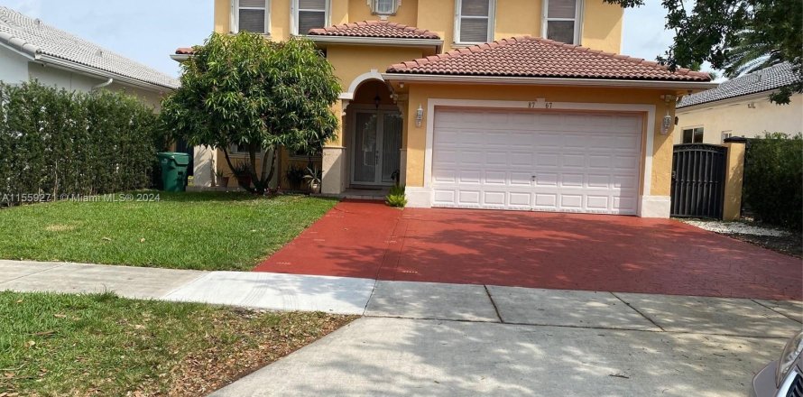 House in Miami Lakes, Florida 4 bedrooms, 253.81 sq.m. № 1081248