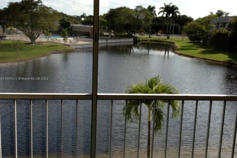 Copropriété à vendre à Tamarac, Floride: 2 chambres, 99.41 m2 № 1358670 - photo 1