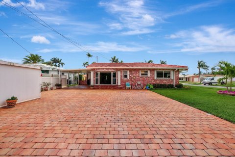 House in Dania Beach, Florida 3 bedrooms, 223.43 sq.m. № 1118079 - photo 27