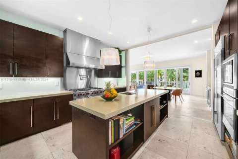 House in Miami, Florida 6 bedrooms, 888.24 sq.m. № 1155146 - photo 6