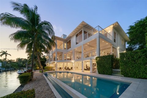 House in Miami, Florida 6 bedrooms, 888.24 sq.m. № 1155146 - photo 24