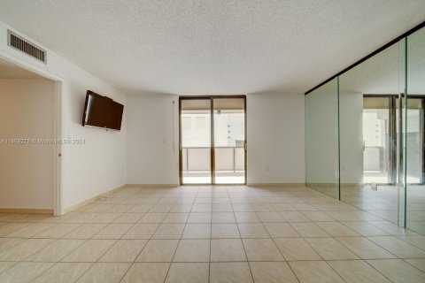 Condo in Miami Beach, Florida, 2 bedrooms  № 1400103 - photo 18